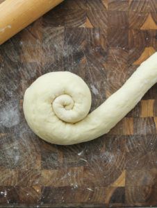 cinnamon raisin round challah