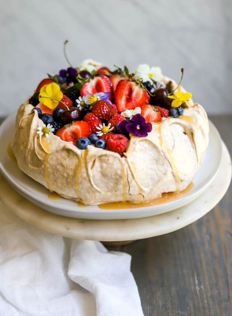 pavlova-with-berries-and-cream-4