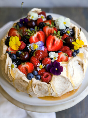 pavlova-with-berries-and-cream-5