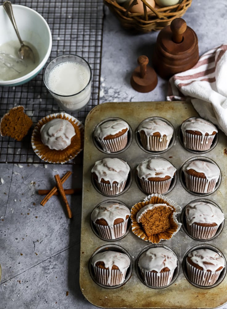 gingerbread-muffins-with-vanilla-bean-glaze-13