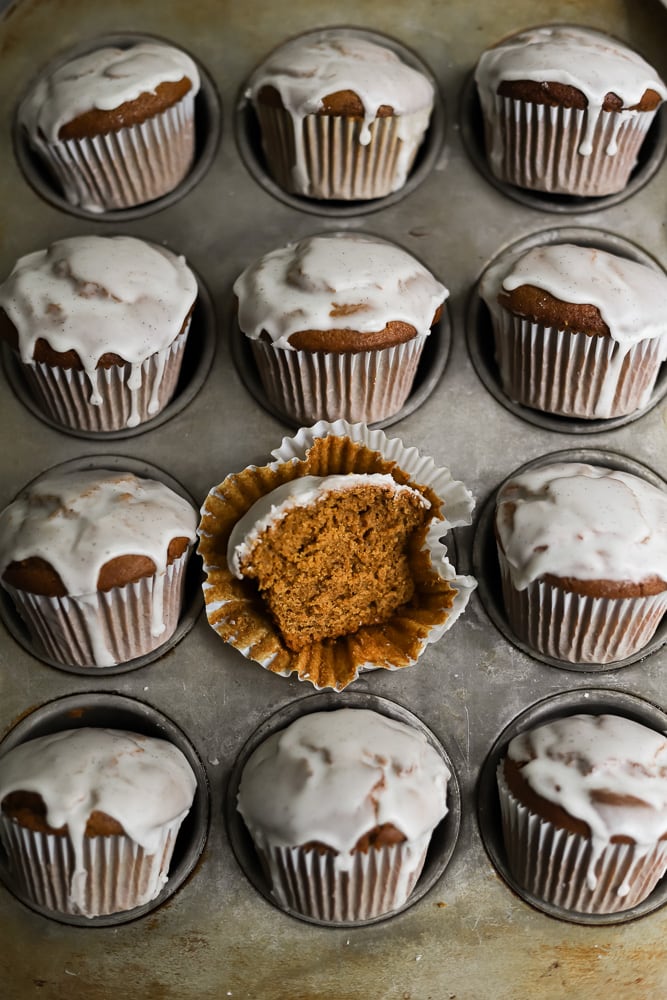 gingerbread-muffins-with-vanilla-bean-glaze-15