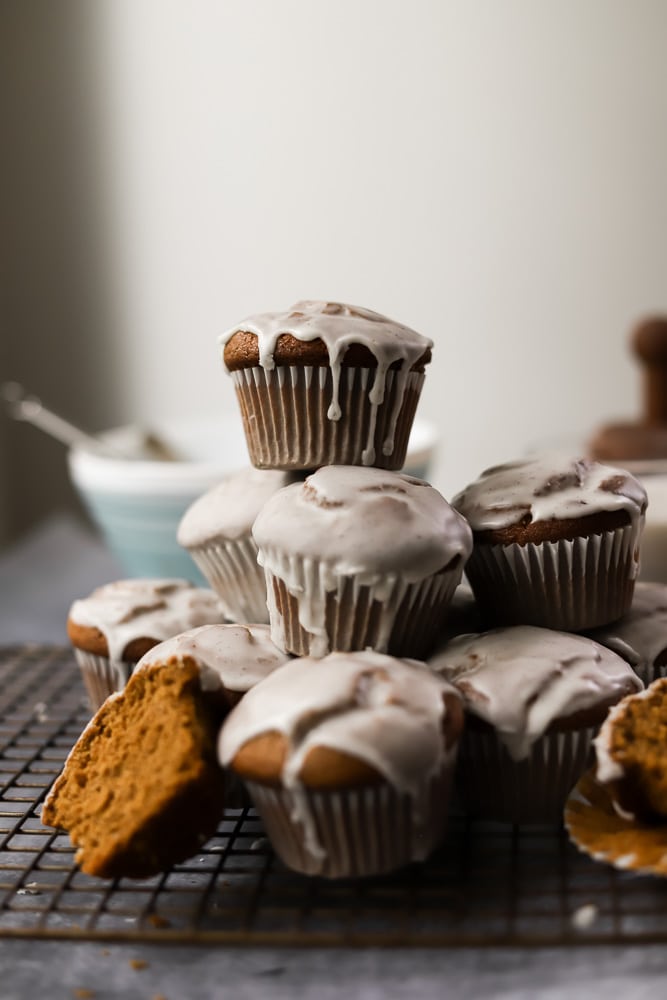 gingerbread-muffins-with-vanilla-bean-glaze-17