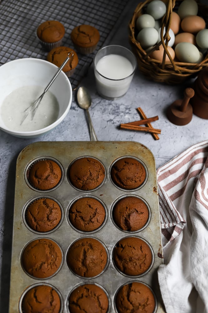gingerbread-muffins-with-vanilla-bean-glaze-2